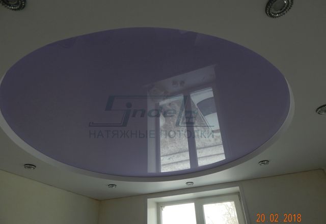 Многоуровневый потолок в комнате – 9,7 кв. м
